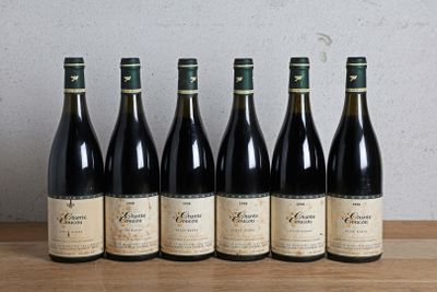 six bouteilles de vin sont alignées sur une table en bois