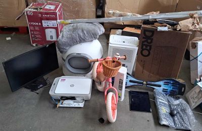 beaucoup d'objets posés sur le sol