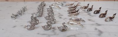 de nombreuses bagues en argent posées sur une table en marbre