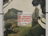 une photo d'une photo d'un livre accroché au mur
