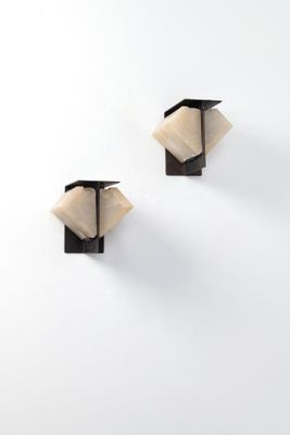 paire d'appliques murales en bois noir et blanc sur fond blanc