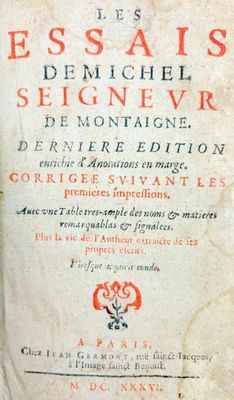 un vieux livre écrit posé sur une table