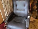 un fauteuil inclinable qui se trouve dans une pièce