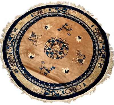 a round rug with a blue border on it
