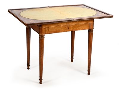 une image d'une petite table avec un plateau en marbre