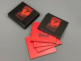 trois livres sont empilés sur une table
