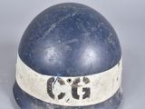 un vieux casque bleu orné d'une bande blanche autour de la nuque