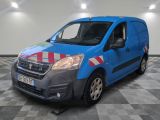 La petite camionnette bleue est garée dans une pièce au sol carrelé.