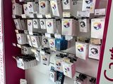 une vitrine présentant des téléphones portables accrochée au mur d'un magasin