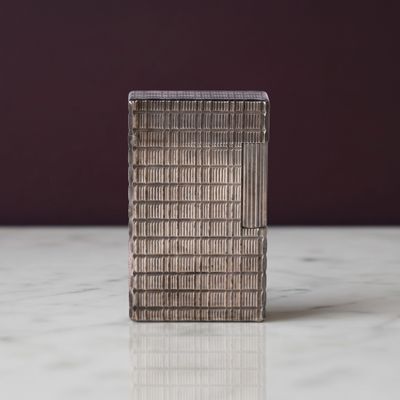 un petit objet métallique posé sur une surface en marbre
