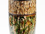 un vase posé sur une surface blanche