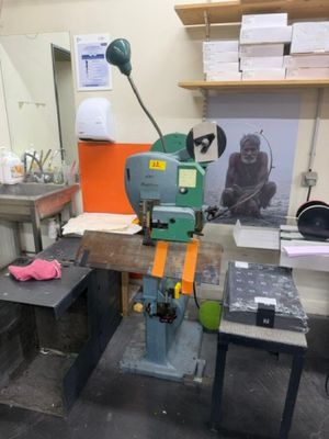 une machine posée sur une table dans une pièce