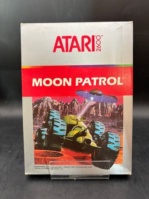 un gros plan sur une boîte du jeu « Moon Patrol » d'Atari