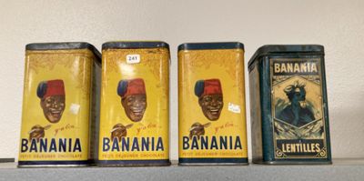 Trois boîtes de bananes sont posées les unes à côté des autres sur une étagère