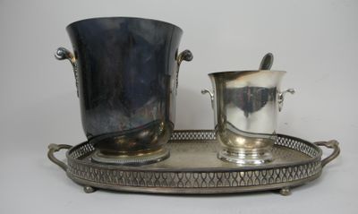 Joli seau à champagne en métal argenté modèle coquille maison Christofle