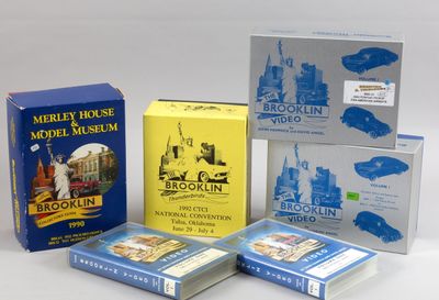 quatre livres posés les uns à côté des autres sur une table