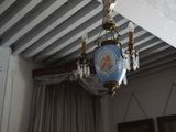 un lustre suspendu au plafond d'une chambre à coucher