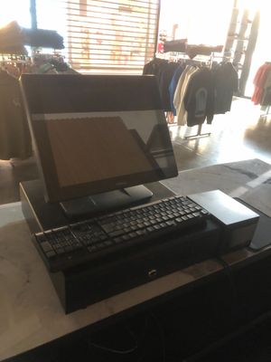 un ordinateur portable posé sur un bureau