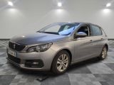 la voiture argentée est garée dans une grande pièce au sol en damier
