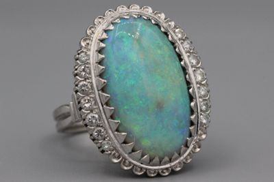 un gros plan d'une bague sertie d'un oplite