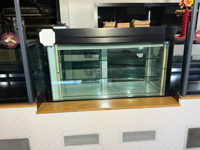 CASTRES : D59 - Un ensemble de vitrines d'environ 12 mètres …