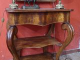 une table sur laquelle se trouvent deux lampes et un miroir