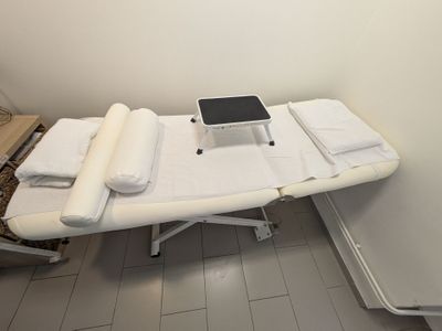 une photo d'une table sur laquelle sont posés des serviettes et un téléphone portable