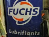 une enseigne portant l'inscription « Fuchs Lubriants » sur le côté d'un réfrigérateur