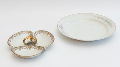 une assiette sur laquelle est posé un anneau, à côté d'une autre assiette sur laquelle est posé un anneau