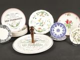 un grand nombre d'assiettes posées sur une table