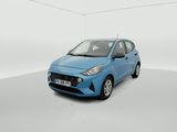 La petite voiture bleue est garée dans une pièce blanche.