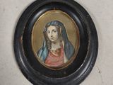 un tableau représentant une femme voilée, dans un cadre noir