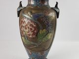 un vase posé sur une table