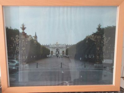 une photo d'une rue, encadrée