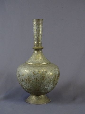 INDE - Vase en cuivre ciselé décor de danseurs et animaux. H : 46...