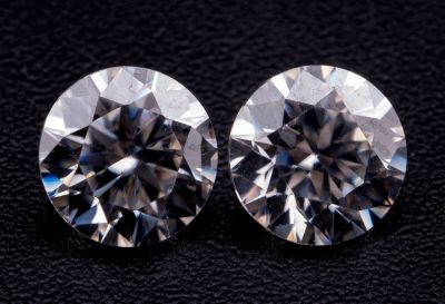 une paire de diamants taille ronde sur un fond noir