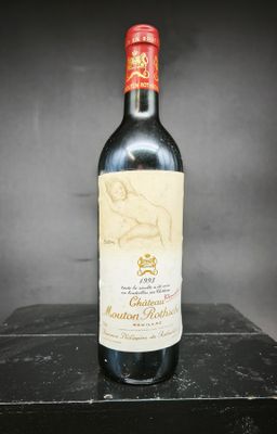 une vieille bouteille de vin posée sur une table noire