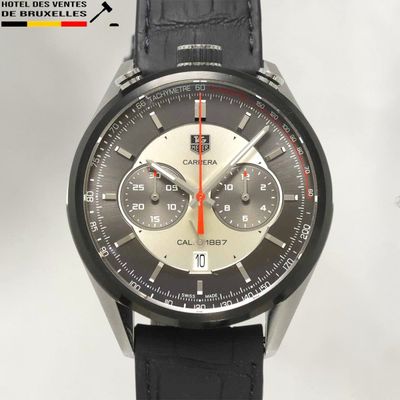 une montre noire et argentée avec une trotteuse rouge