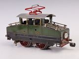 un petit train sur une surface blanche avec un fond blanc