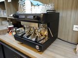 une machine à café posée sur un comptoir dans une cuisine