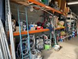 un garage avec de nombreux outils sur les étagères