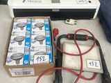 une boîte de piles et un chargeur posés sur une table