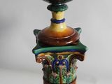 un vase posé sur un socle