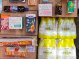 des cartons de nourriture et de boissons sont empilés les uns sur les autres