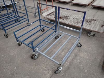 de nombreux chariots alignés au sol