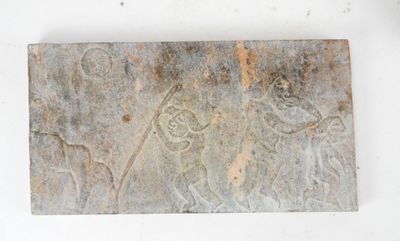 une image représentant un morceau de pierre orné de gravures