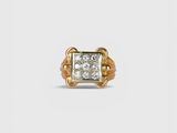 une photo d'une bague en or sertie d'un diamant taille princesse