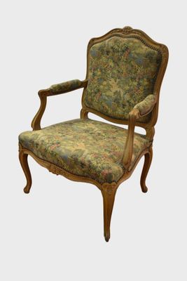 une image d'une chaise avec un dossier et des accoudoirs tapissés de fleurs