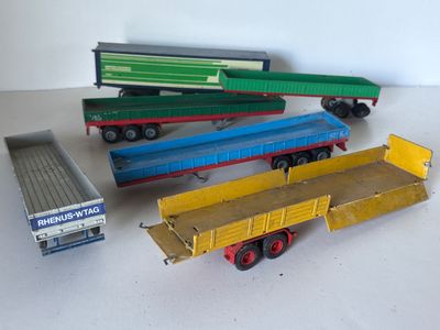 quatre camions miniatures posés sur une table