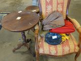 une chaise et une table dans une pièce où il y a beaucoup de meubles